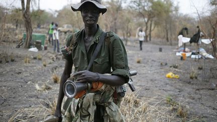 Un rebelle se d&eacute;place avec un lance-roquettes portatif dans un camp de Jonglei (Sud Soudan), le 1er f&eacute;vrier 2014. (GORAN TOMASEVIC / REUTERS)