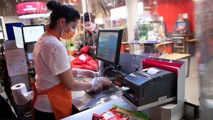 Une caissière dans un magasin alimentaire à Paris, le 8 avril 2020. (THOMAS SAMSON / AFP)