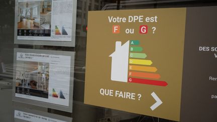 Un affichage au sujet du classement énergétique sur la vitrine d'une agence immobilière (illustration). (LAURE BOYER / HANS LUCAS)