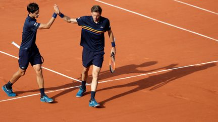 Les Français Pierre-Hugues Herbert et Nicolas Mahut&nbsp;lors de la finale du double messieurs à Roland-Garros, le 9 juin 2018. (THOMAS SAMSON / AFP)