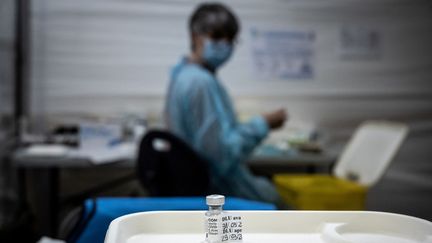 Au Palais des Sports de Lyon, qui abrite un centre de vaccination contre Covid-19, le 29 mars 2021. Photo d'illustration. (JEAN-PHILIPPE KSIAZEK / AFP)