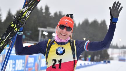 Anastasiya Kuzmina en haut du podium à Oberhof. (MARTIN SCHUTT / DPA)