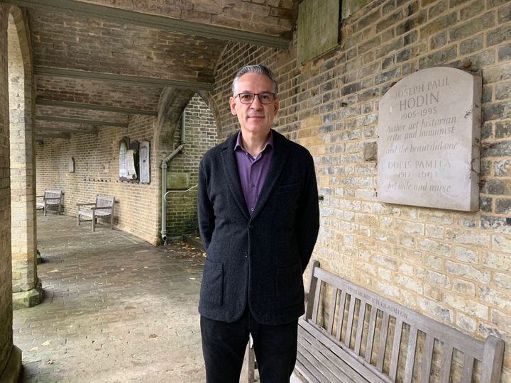 Ian Dungavell, directeur général du cimetière de Highgate dans le nord de Londres. (RICHARD PLACE / RADIO FRANCE)