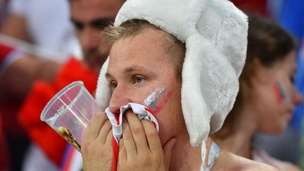 Un supporter russe après le match face à&nbsp;la Croatie le 7 juillet 2018 à Sotchi (Russie). (NELSON ALMEIDA / AFP)