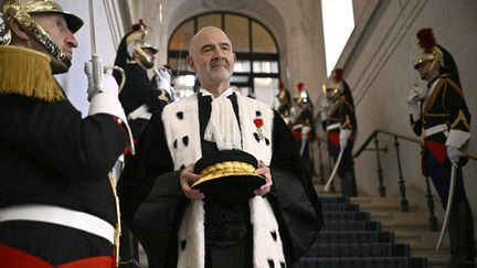 Le président de la Cour des comptes, Pierre Moscovici, quitte la Cour des comptes après une audience solennelle, le 29 janvier 2024, à Paris. (JULIEN DE ROSA / AFP)