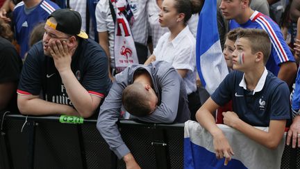 A Paris, sur le parvis de l'h&ocirc;tel de ville, au pied de l'&eacute;cran g&eacute;ant, le d&eacute;pit est le m&ecirc;me. Et les doigts crois&eacute;s n'ont rien chang&eacute;. (GONZALO FUENTES / REUTERS)