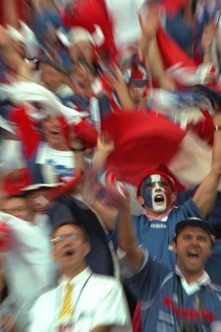 La joie des supporters de l'équipe de France présents au Stade de France, le 12 juillet 1998. (JEROME PREVOST / CORBIS SPORT)