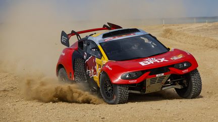 Sébastien Loeb et Fabian Lurquin lors du prologue du Dakar, le 31 décembre 2022. (JULIEN DELFOSSE / AFP)