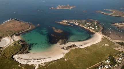 "En temps normal, même en été, sur les plages de nos îles, vous pouvez très facilement maintenir une distance de plus d'un mètre, même de dix mètres parfois.", assure le président de l'association des îles du Ponant, Denis Palluel. (FRED TANNEAU / AFP)