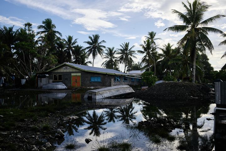 L'académie maritime est inondée à chaque marée haute sur l'île d'Amatuku, aux Tuvalu, le 7 mai 2019. (THEO ROUBY / HANS LUCAS / AFP)