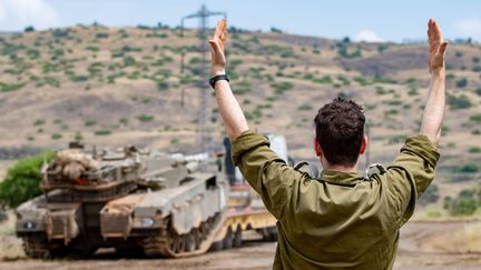 Un soldat israélien sur le plateau du Golan où des tirs iraniens ont été enregistrés. (JINI/AYAL MARGOLIN / XINHUA)