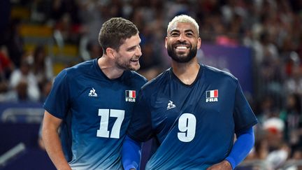 Les volleyeurs français Trevor Clévenot et Earvin Ngapeth tout sourire lors de France - Serbie des Jeux olympiques de Paris, le 28 juillet 2024. (NATALIA KOLESNIKOVA / AFP)