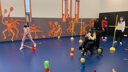 A Lyon, l'hôpital Femme Mère Enfant vient d'ouvrir une grande salle de sport dédiée aux enfants qui souffrent de maladies chroniques. (ANNE-LAURE DAGNET / RADIO FRANCE)