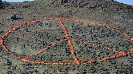 Signe de la paix géant à Lesbos en Grèce fait avec des gilets de sauvetage de migrants. (FLORIAN SCHULZ / Greenpeace / AFP)