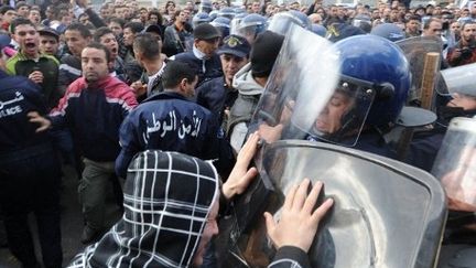 Echauffourées avec la police lors de la manifestation du 12 février 2011 à Alger, qui a réuni 2000 personnes, selon des journalistes présents sur place (AFP - FAROUK BATICHE )