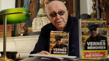 L'auteur de Bob Morane, Henri Vernes en 2012 avec son livre de mémoires en 2012. (JOHN THYS / AFP)