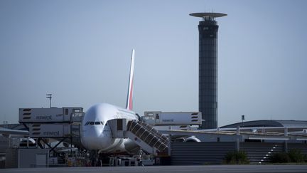 Un avion&nbsp;est sur le tarmac de l'aéroport Roissy-Charles de Gaulle, près de Paris, le 7 août 2018. (JOEL SAGET / AFP)