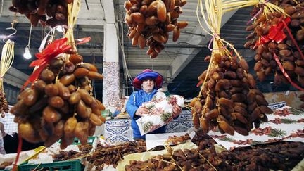 Une échoppe sur un marché d'Alger, lors du ramadan 2020. (BILLAL BENSALEM / NURPHOTO)