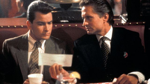 Michael Douglas and Charlie Sheen in 1987 in the film "Wall Street" by Oliver Stone.  Cult role of the American actor, it earned him the Oscar and the Golden Globe for best actor that year.  (ARCHIVES OF THE 7TH ART)