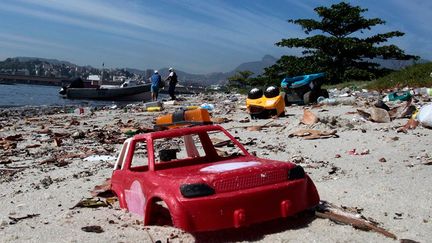 avait été planifié lors du Sommet de la terre Rio-92. Le but était de pouvoir retraiter 51% de l’ensemble des résidus solides déversés dans la baie. Ce projet financé par la Banque interaméricaine de Développement, l'Agence de coopération internationale du Japon et le gouvernement de Rio n’a débuté qu’en 1994 et a coûté un milliard de dollars. (Reuters/Sergio Moraes)