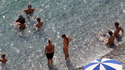 Sur une plage de Nice (Alpes-Maritimes), le 22 ao&ucirc;t 2012. (VALERY HACHE / AFP)