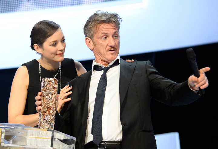 Marion Cotillard et Sean Penn sur la sc&egrave;ne du th&eacute;&acirc;tre du Ch&acirc;telet, pour les C&eacute;sar, le 20 f&eacute;vrier 2015. (BERTRAND GUAY / AFP)