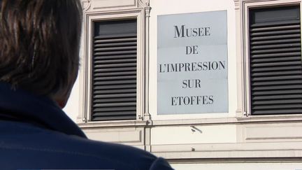 Pierre Freyburger devant le musée de l'impression sur étoffe de Mulhouse (France 3 Alsace S. Mallauran / H. Strobel /)