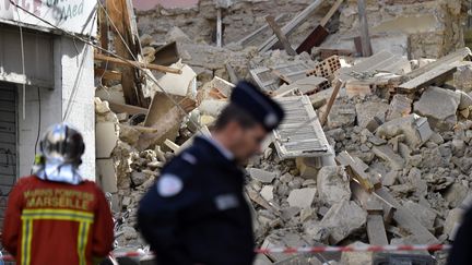 Un troisième immeuble qui menaçait de s'effondrer a été démoli par les pompiers. (GERARD JULIEN / AFP)