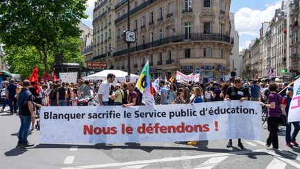 Des enseignants défilent pour protester contre les réformes portées par Jean-Michel Blanquer, le 17 juin 2019 à Paris. (AFP)