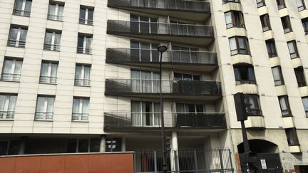 Un enfant suspendu dans le vide, au quatrième étage de cet immeuble du 18e arrondissement de Paris, a été sauvé&nbsp;le 26 mai 2018. (BERTRAND GUAY / AFP)