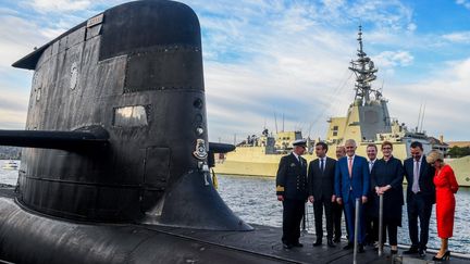 Le président de la République Emmanuel Macron et le ministre des Affaires étrangères Jean-Yves Le Drian aux côtés de l'ancien&nbsp;Premier ministre australien Malcolm Turnbull, sur un sous-marin à Sydney (Australie), le 2 mai 2018. (BRENDAN ESPOSITO / AFP)