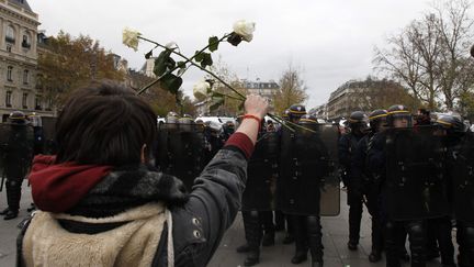 &nbsp; (Un manifestant place de la République à Paris, dimanche 29 novembre, face aux forces de l'ordre © Maxppp)