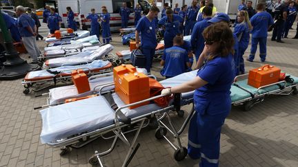 Des secouristes attendent que les pompiers &eacute;vacuent les bless&eacute;s apr&egrave;s le d&eacute;raillement d'un m&eacute;tro &agrave; Moscou (Russie), le 15 juillet 2014. (SERGEI KARPUKHIN / REUTERS)