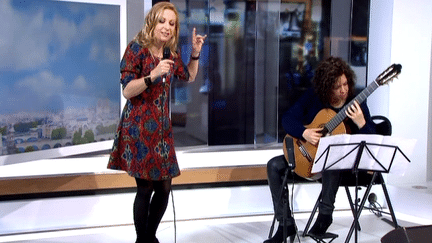 Natalie Dessay en direct du plateau de France 2 avec la guitariste Liat Cohen
 (Capture d&#039;écran/Culturebox/France2)