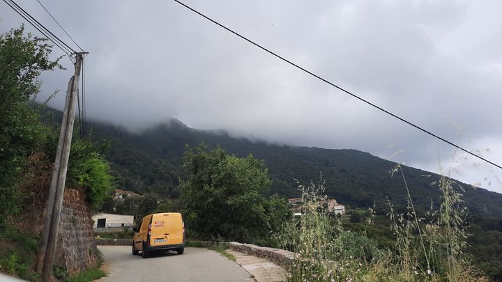 La tournée des postières se déroule dans le village de Calcatoggio, au nord d'Ajaccio (Cors-du-Sud). (AGATHE MAHUET / RADIO FRANCE)