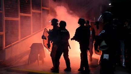 Des CRS interviennent au stade Vélodrome lors d'OM-Feyenoord, le 5 mai 2022. (NICOLAS TUCAT / AFP)