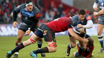 Le Castrais Rory Kockott plaqué par Jean Kleyn (Munster) (PAUL FAITH / AFP)