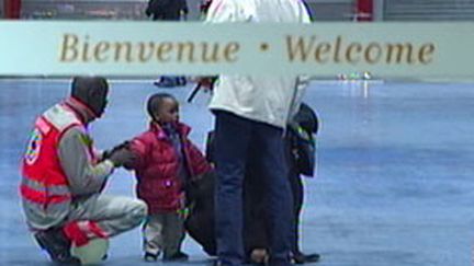 A leur arrivée à Roissy, les enfants étaient encadrés par des membres de la Croix-Rouge (22/01/2010) (France 2)