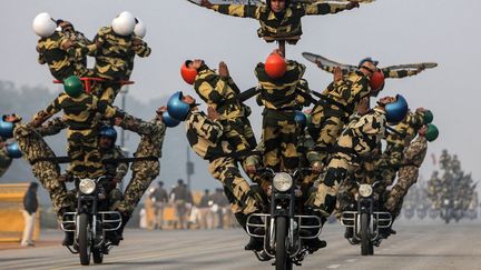 Les forces de police indiennes r&eacute;p&egrave;tent avant le d&eacute;fil&eacute; du jour de la R&eacute;publique &agrave; New Delhi (Inde), le 20 janvier 2014. (UNIMEDIA / SIPA)