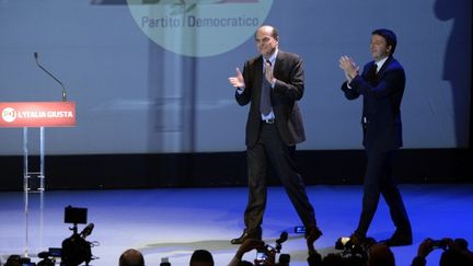 Le maire de Florence, Matteo Renzi (D), applaudit son ancien rival &agrave; la primaire du Parti d&eacute;mocrate, Pier Luigi Bersani (G), &agrave; l'occasion d'un meeting de ce dernier, &agrave; Florence, le 1er f&eacute;vrier 2013.&nbsp; (ANDREAS SOLARO / AFP)