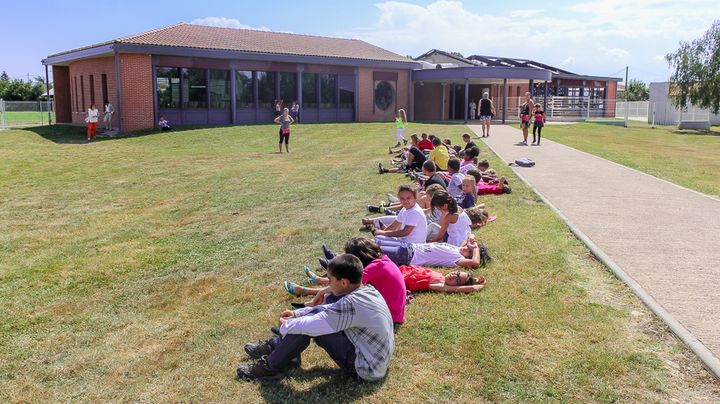 Des enfants attendent le bus au centre de loisirs de Las Parets, &agrave; Pamiers (Ari&egrave;ge), le 4 septembre 2014. (VIOLAINE JAUSSENT / FRANCETV INFO)