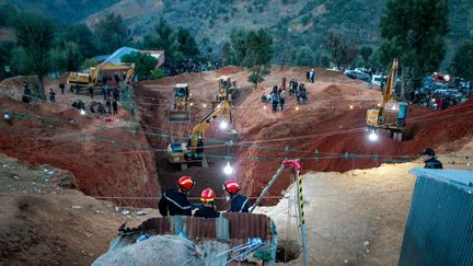 Des secouristes à pied d'œuvre pour tenter de sauver un enfant de 5&nbsp;ans tombé dans un puits, le 3 février 2022, près de Bab Berred, dans le nord du Maroc. (AFP)