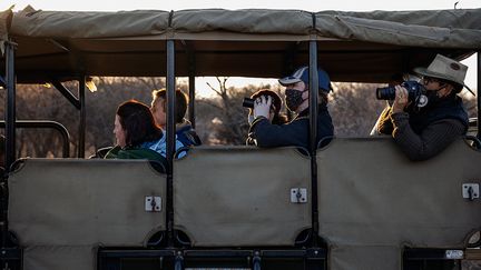 Totalement interdits aux visiteurs dès le 27 mars en raison du coronavirus, les parcs nationaux sud-africains, fer de lance de l'industrie touristique du pays ont réouvert leurs accès au public début juin. Amateurs de safaris photos et passionnés de faune sauvage, six millions de visiteurs s’y rendent chaque année.&nbsp; &nbsp; (MICHELE SPATARI / AFP)