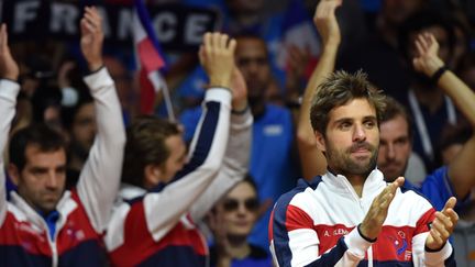 Arnaud Clément avec les Français applaudissent le public