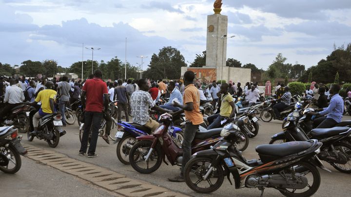 Des manifestants, sur la place de la R&eacute;publique &agrave; Ouagadougou, le 16 septembre 2015. (AHMED OUOBA / AFP)