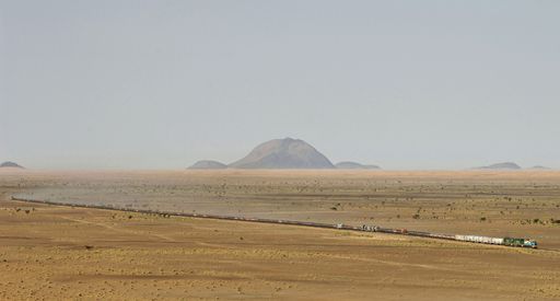 Train transportant du minerai de fer à travers le désert entre les villes de Choum (nord-ouest de la Mauritanie) et Ben Amira (nord). 