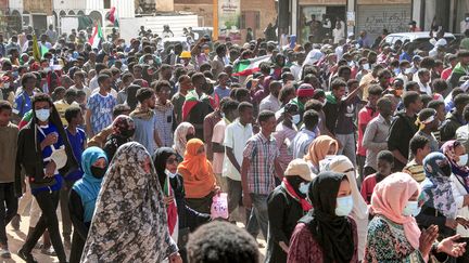 Des manifestants dans une rue de Khartoum (Soudan), samedi 25 décembre 2021.&nbsp;&nbsp; (AFP)