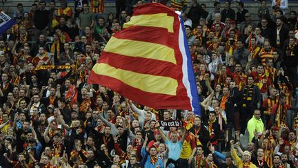 Des supporters du RC Lens, le 17 octobre 2014, au Parc des Princes, &agrave; Paris. (JEAN MARIE HERVIO / DPPI MEDIA / AFP)