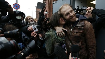 Denis Sinyakov, photographe, embrasse sa femme &agrave; la sortie de la prison de Saint-P&eacute;tersbourg (novembre), le 21 novembre&nbsp;2013. (ALEXANDER DEMIANCHUK / REUTERS )