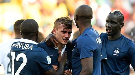 Griezmann consolé par ses coéquipiers de l'équipe de France (FRANCK FIFE / AFP)